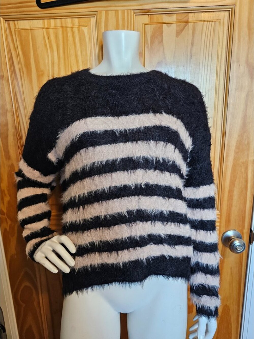 💙 56. Velvet by Graham and Spencer Women's Size Small Lulu Feather Yarn Sweater